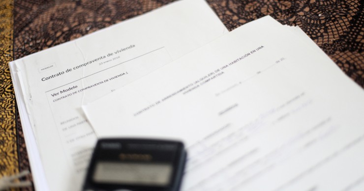 Archivo - Un contrato de compraventa de vivienda