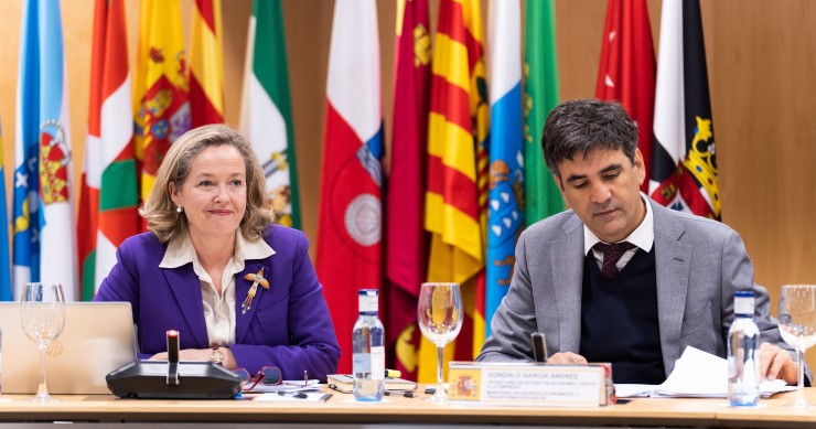 La vicepresidenta primera y ministra de Asuntos Económicos y Transformación Digital, Nadia Calviño, y el secretario de Estado de Economía y Apoyo a la Empresa, Gonzalo García Andrés.