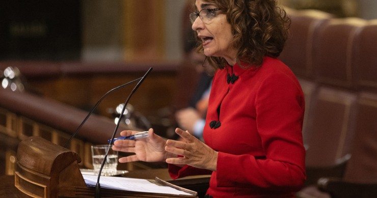 La ministra de Hacienda, María Jesús Montero, interviene durante una sesión plenaria en el Congreso de los Diputados, a 14 de diciembre de 2022, en Madrid (España). El PP ha aprovechado la sesión de control al Gobierno en el Pleno del Congreso para pedir 
