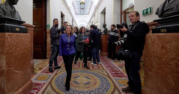 La vicepresidenta primera y ministra de Asuntos Económicos y Transformación Digital, Nadia Calviño, a su llegada a una sesión plenaria, en el Congreso de los Diputados, a 15 de diciembre de 2022, en Madrid (España).