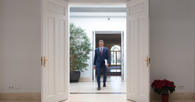 El presidente del Gobierno, Pedro Sánchez, a su llegada a una rueda de prensa tras el último Consejo de Ministros de este año.