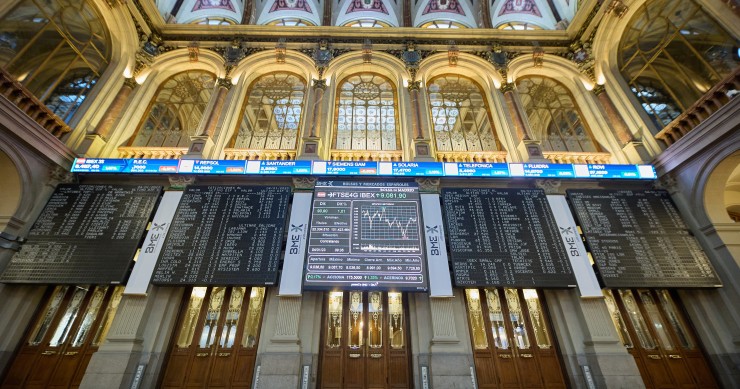 Varios paneles del Ibex 35 en el Palacio de la Bolsa, a 4 de enero de 2023, en Madrid (España). 