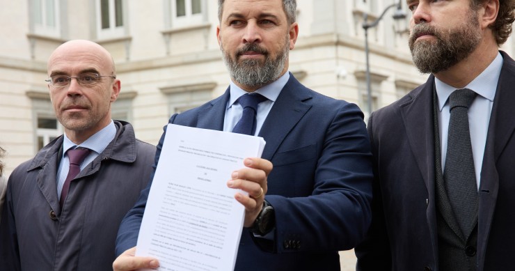 (I-D) El vicepresidente de Acción Política y eurodiputado de VOX Jorge Buxadé; el presidente de Vox, Santiago Abascal y el portavoz parlamentario de Vox en el Congreso, Iván Espinosa de los Monteros