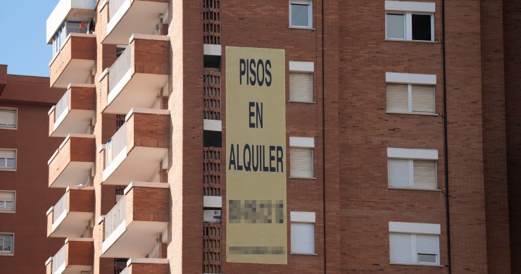 Cartel de alquiler de viviendas en la fachada de un edificio, a 31 de diciembre de 2022, en Barcelona, Cataluña (España). 