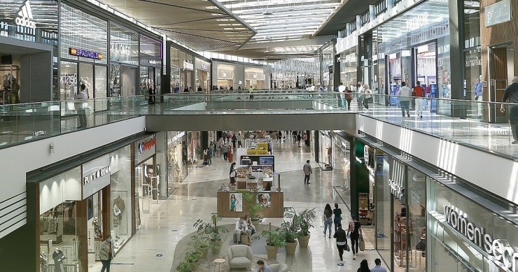 Interior del centro comercial Lagoh.