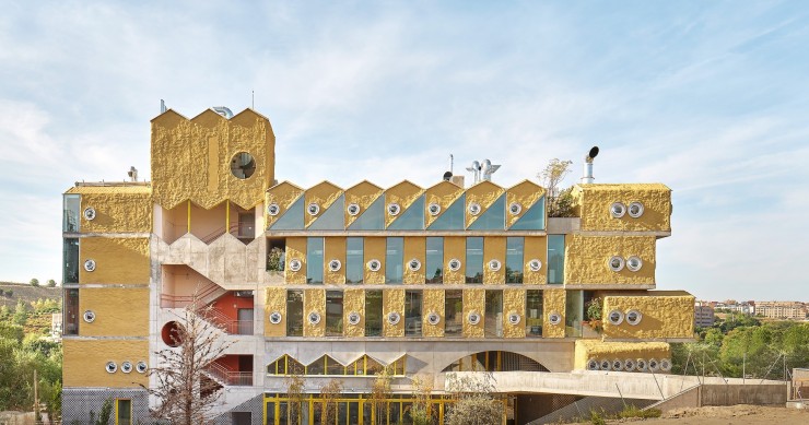 Una de las fachadas del edificio en tonos amarillos y ocres