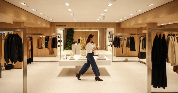 Archivo - Una chica en una macrotienda de Zara 