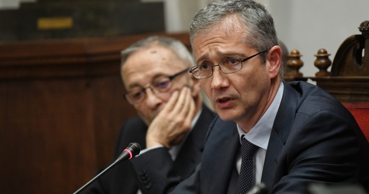 (I-D) El economista Julio Segura Sánchez, y el gobernador del Banco de España, Pablo Hernández de Cos, durante el homenaje al economista Enrique Fuentes Quintana en la Real Academia de Ciencias Morales y Políticas, a 16 de enero de 2023, en Madrid (Españ