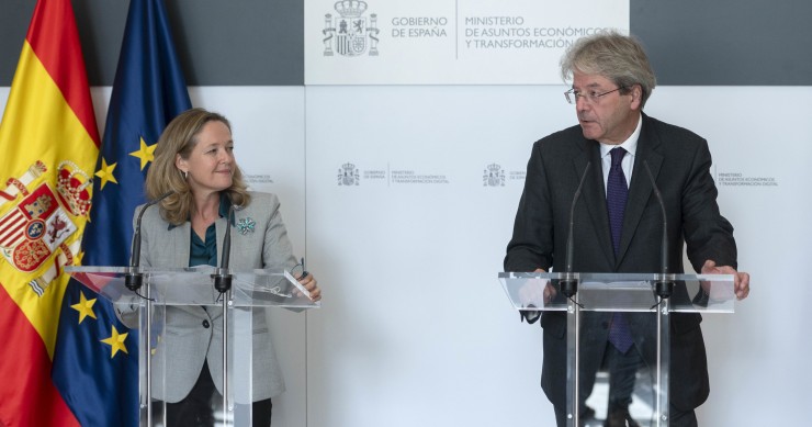 Archivo - La vicepresidenta primera y ministra de Asuntos Económicos y Transformación Digital, Nadia Calviño y el comisario europeo de Economía, Paolo Gentiloni, comparecen en rueda de prensa en 2021.