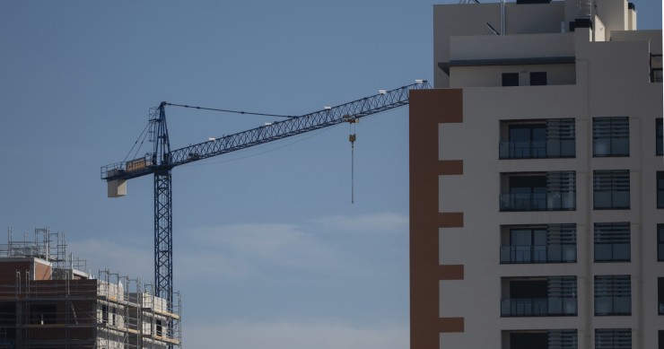 Archivo - Una grúa en una zona de construcción de edificios, a 27 de octubre de 2021, en Madrid, (España).