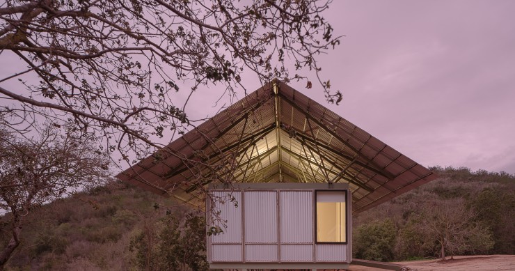 Lateral de la casa con montaña al fondo