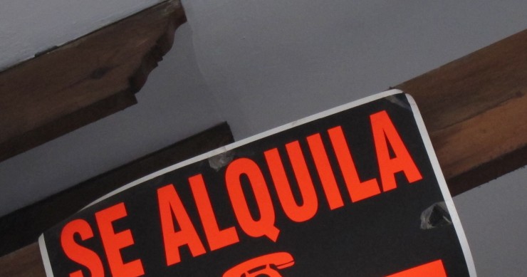Archivo - Se alquila, cartel, alquiler, piso