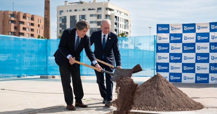 El presidente del Grupo Insur, Ricardo Pumar, y el alcalde de Málaga, Francisco de la Torre, ponen la primera piedra del edficio Ágora.