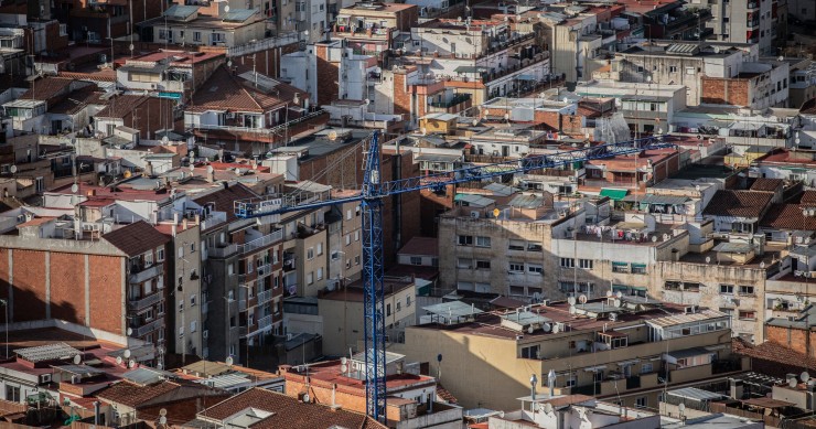 Archivo - Panorámica de la ciudad de Barcelona con una grúa, en Barcelona, en una imagen de archivo.