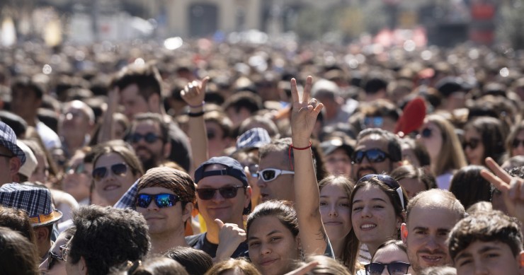 Decenas de personas asisten a la mascletà de la pirotecnia Hermanos Caballer