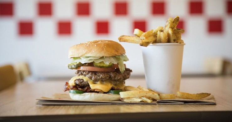 Archivo - Hamburguesa de Five Guys