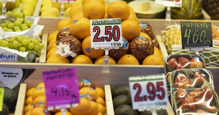 Diferentes frutas en una frutería