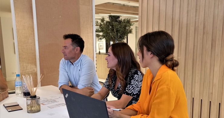 Clientes siendo atendidos en la flagship de Aedas Homes en el centro de Madrid.