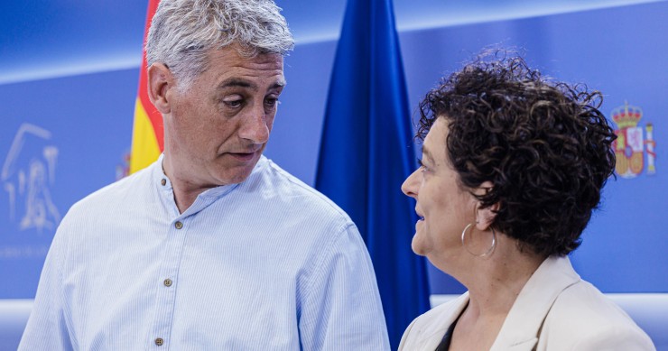 El portavoz presupuestario de EH-Bildu, Oskar Matute, y la portavoz de ERC, Pilar Vallugera, durante una rueda de prensa en el Congreso de los Diputados, a 14 de abril de 2023, en Madrid (España). 