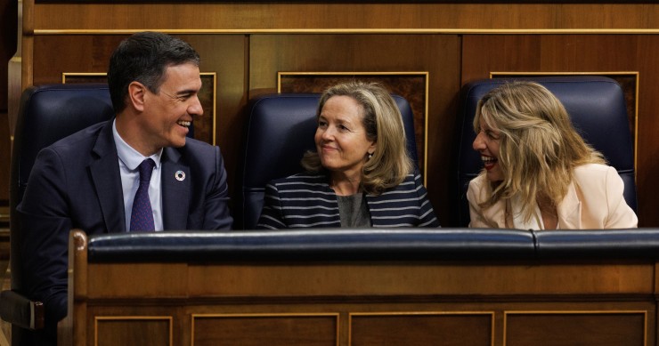 (I-D) El presidente del Gobierno, Pedro Sánchez; la vicepresidenta primera y ministra de Asuntos Económicos y Transformación Digital, Nadia Calviño y la vicepresidenta segunda y ministra de Trabajo y Economía Social, Yolanda Díaz