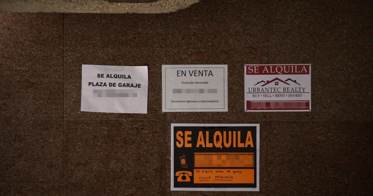 Archivo - Carteles de venta y alquiler de viviendas y plazas de garaje en el barrio de Almagro