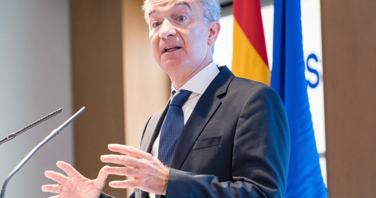 El consejero delegado de Ibercaja, Víctor Iglesias Ruíz, interviene en un encuentro empresarial, en la sede de la CEOE, a 19 de abril de 2023, en Madrid (España).