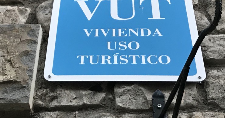 Archivo - Cartel de Vivienda de Uso Turístico (VUT)
