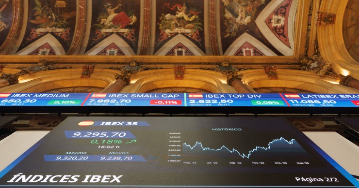 Un panel del IBEX 35 en el Palacio de la Bolsa