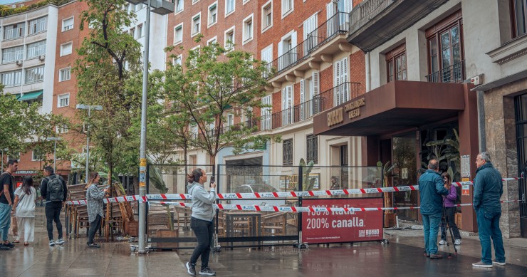 Restaurante 'Burro Canaglia Bar&Resto' precintado por un incendio, en la plaza de Manuel Becerra de Madrid.