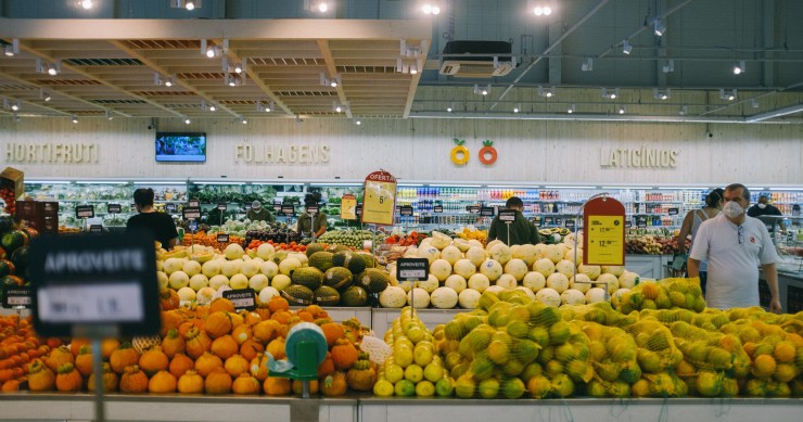 Pessoas que vivem em Espanha atravessam a fronteira para Portugal para fazer compras mais baratas