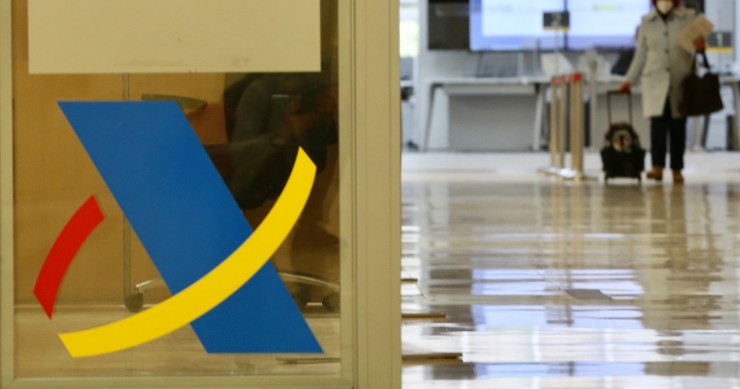 Archivo - Logotipo de la Agencia Tributaria en una mampara en una Oficina de dicha agencia, en Guzmán El Bueno, a 27 de enero de 2022, en Madrid (España). El Tribunal de Justicia de la UE ha declarado hoy ilegal el sistema de sanciones que aplica Hacienda