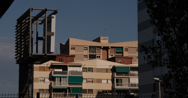 Fachada de un edificio de viviendas, a 17 de mayo de 2023, en Barcelona, Cataluña (España). 
