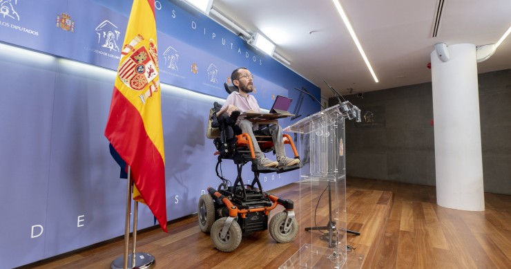 El portavoz de Unidas Podemos en el Congreso, Pablo Echenque, durante una rueda de prensa anterior a la Junta de Portavoces