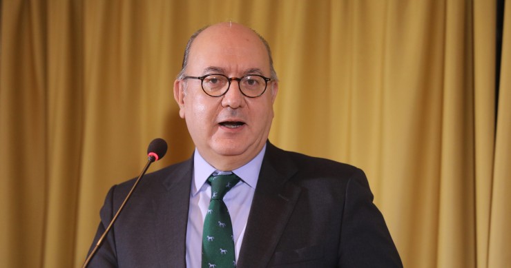 Archivo - El presidente de la Asociación Española de Banca, José María Roldán, interviene en la entrega de los premios Tintero y Secante, en la sede del Club Financiero Génova, a 24 de noviembre de 2021, en Madrid (España). La ministra de Trabajo recibe 