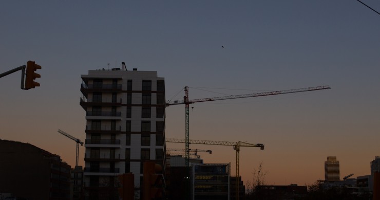 Archivo - Edificios de viviendas en construcción