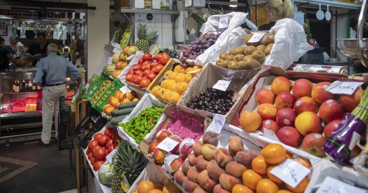 Archivo - Un puesto de frutas y verduras en un mercado