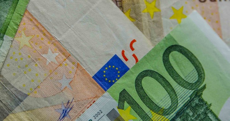 Archivo - Monedas, moneda, billete, billetes,euro ,euros, capital, efectivo, metálico, riqueza