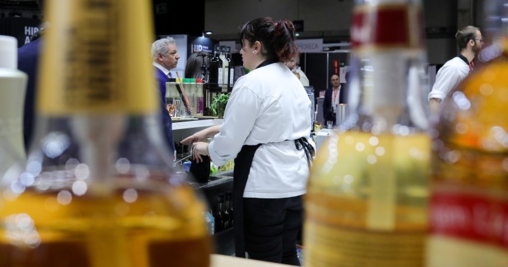 Archivo - Una camarera en un bar