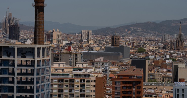 Varios edificios de viviendas vistos desde el mirador del Poble Sec.
