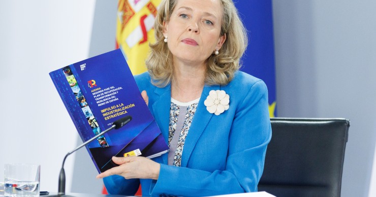 La vicepresidenta primera y ministra de Asuntos Económicos y Transformación Digital, Nadia Calviño, durante una rueda de prensa posterior a la reunión del Consejo de Ministros, en el Palacio de La Moncloa, a 6 de junio de 2023, en Madrid (España). El Cons