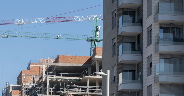 Archivo - Edificios en construcción en la capital.