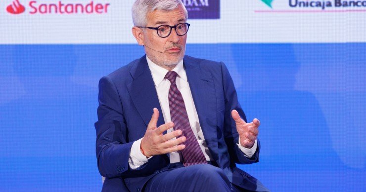 El CEO del Banco Santander España, Ángel Rivera, es entrevistado durante el acto central por el 45º aniversario del diario económico ‘Cinco Días’, en el Teatro Real, a 13 de junio de 2023, en Madrid (España).