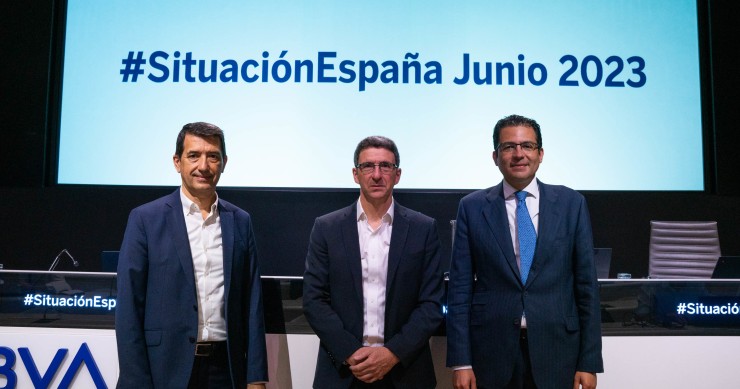 (I-D) El responsable de Análisis Económico de BBVA Research, Rafael Doménech; el director de BBVA Research y economista jefe de Grupo BBVA, Jorge Sicilia, y el economista jefe de BBVA Research para España, Miguel Cardoso.