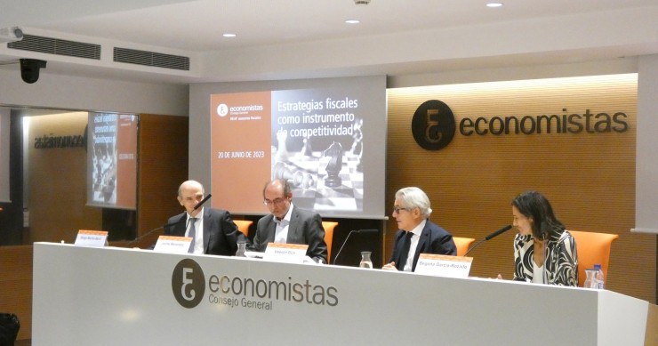 Ex director de Tributos del Ministerio de Hacienda, Diego Martín-Abril, coordinador del Observatorio de Fiscalidad Corporativa del REAF-CGE, Jaume Menéndez, presidente del CGE España, Valentín Pich y directora Fiscalidad de Iberdrola,Begoña García-Rozado