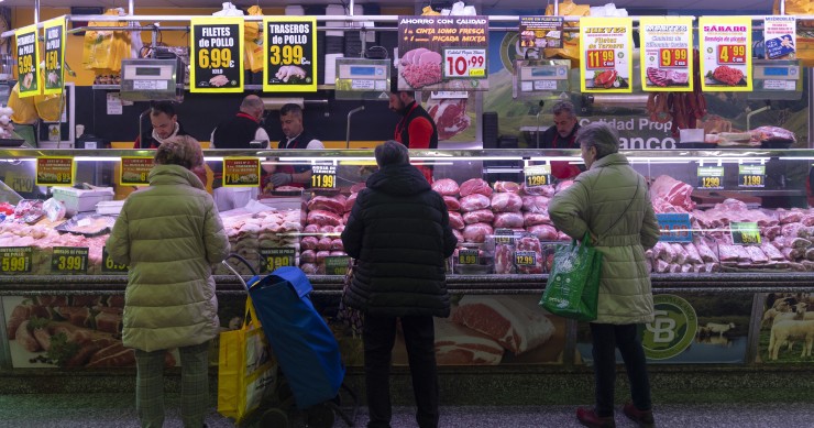 Archivo - Varias mujeres compran en una carnicería en un mercado, 