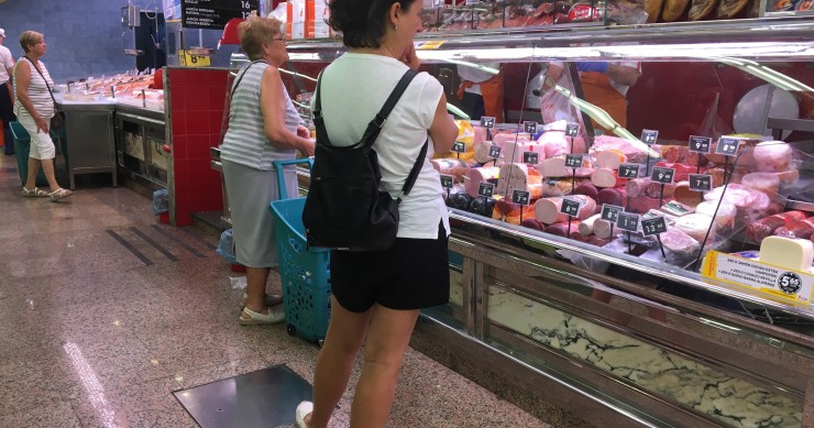 Varias mujeres haciendo la compra