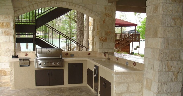 Cocinar sin ensuciar la casa: las ventajas de una cocina exterior de obra