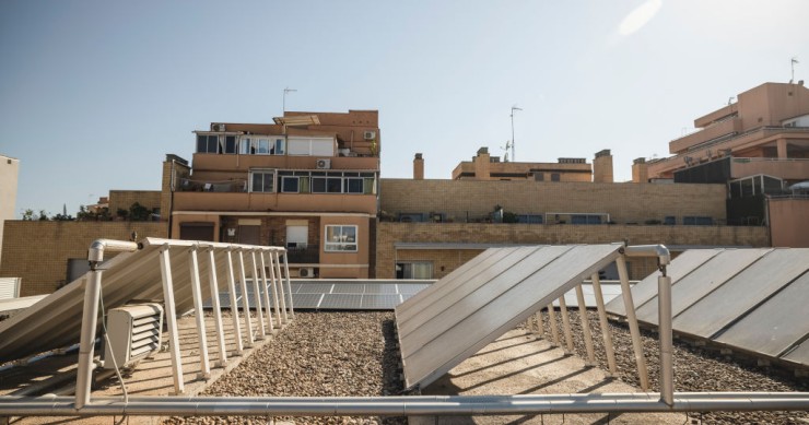 Placas solares instaladas en el tejado de una vivienda