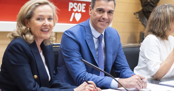 El presidente del Gobierno y secretario general del PSOE, Pedro Sánchez, junto a la vicepresidenta primera, Nadia Calviño