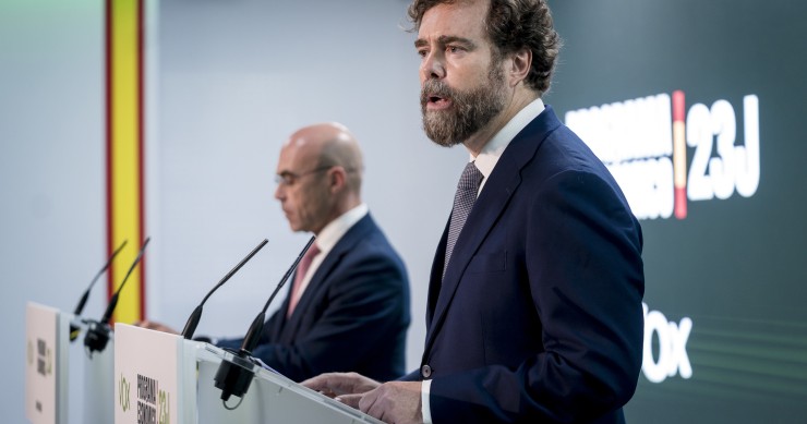 El vicepresidente de Acción Política de Vox, Jorge Buxadé (i), y el portavoz del Grupo Parlamentario en el Congreso de los Diputados, Iván Espinosa (d)